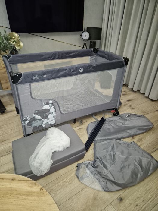 Łóżeczko turystyczne składane dwupoziomowe z materacem