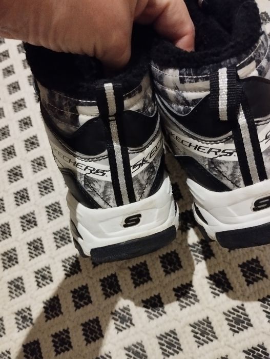 Зимове взуття,підійде дівчинці і хлопчику,колір чорні