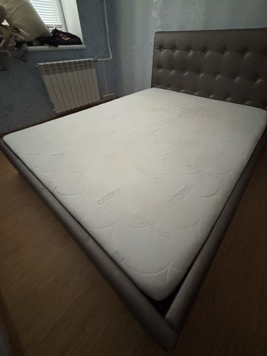 Ліжко з матрацом 1.6×2 м, матрац після хімчистки
