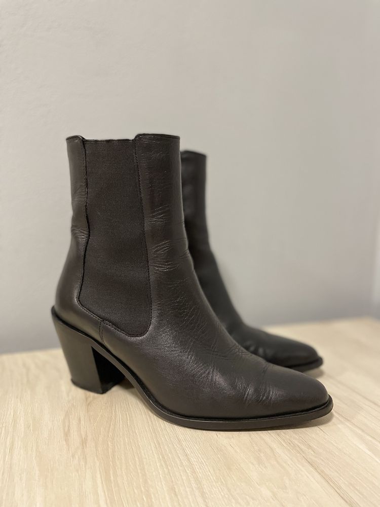 Шкіряні ботильйони Zara