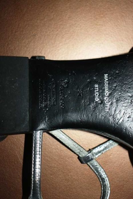 Sandálias em pele prateadas baixas da Massimo Dutti T. 37