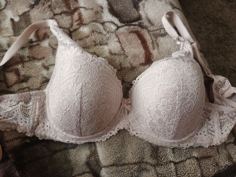 Бюстгальтер 90-95 D, гарний стан.