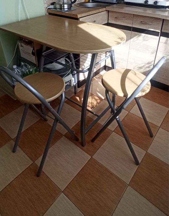 stolik barowy z hokerami