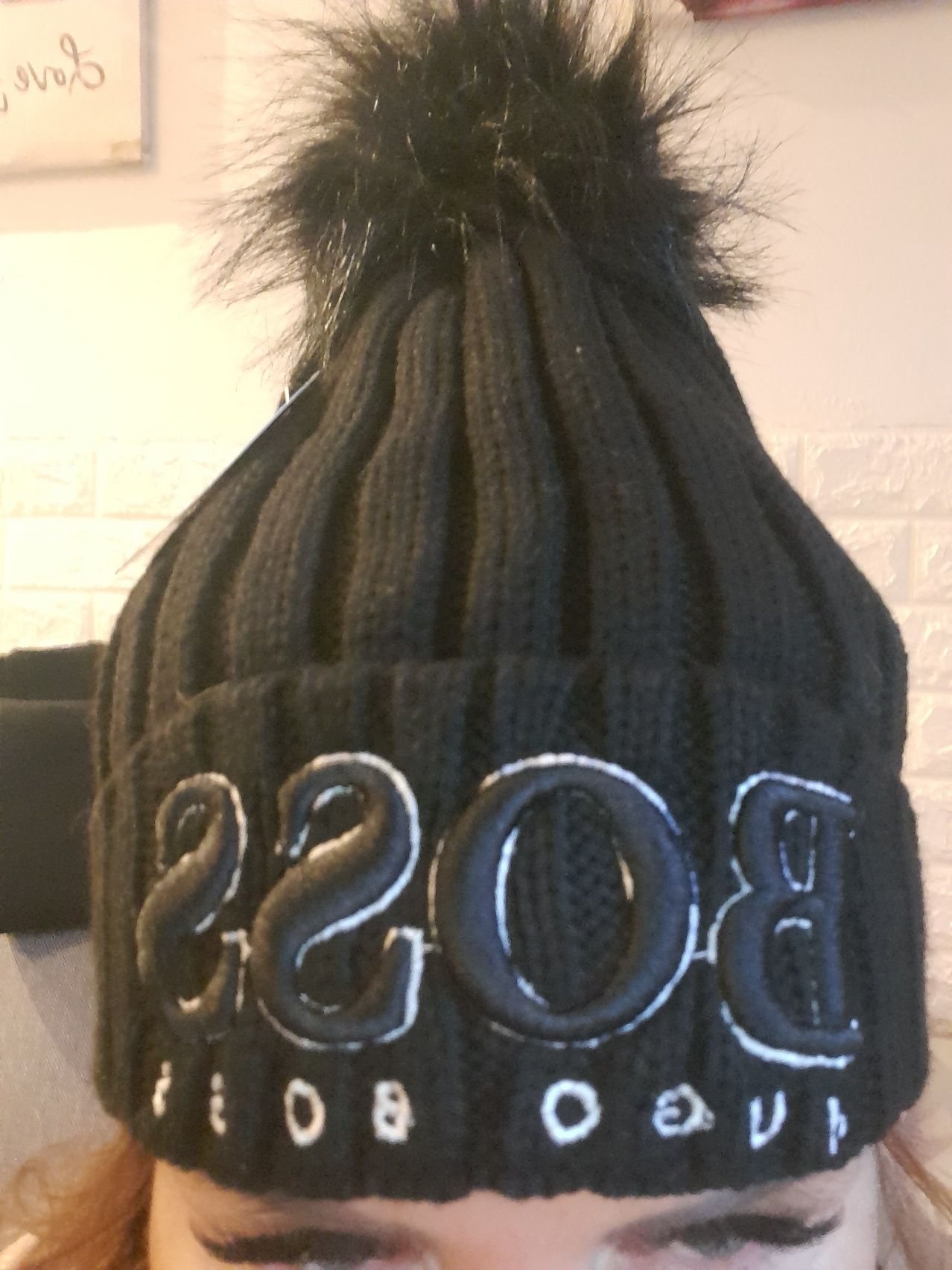 czapka hugo boss  z pomponem czarna