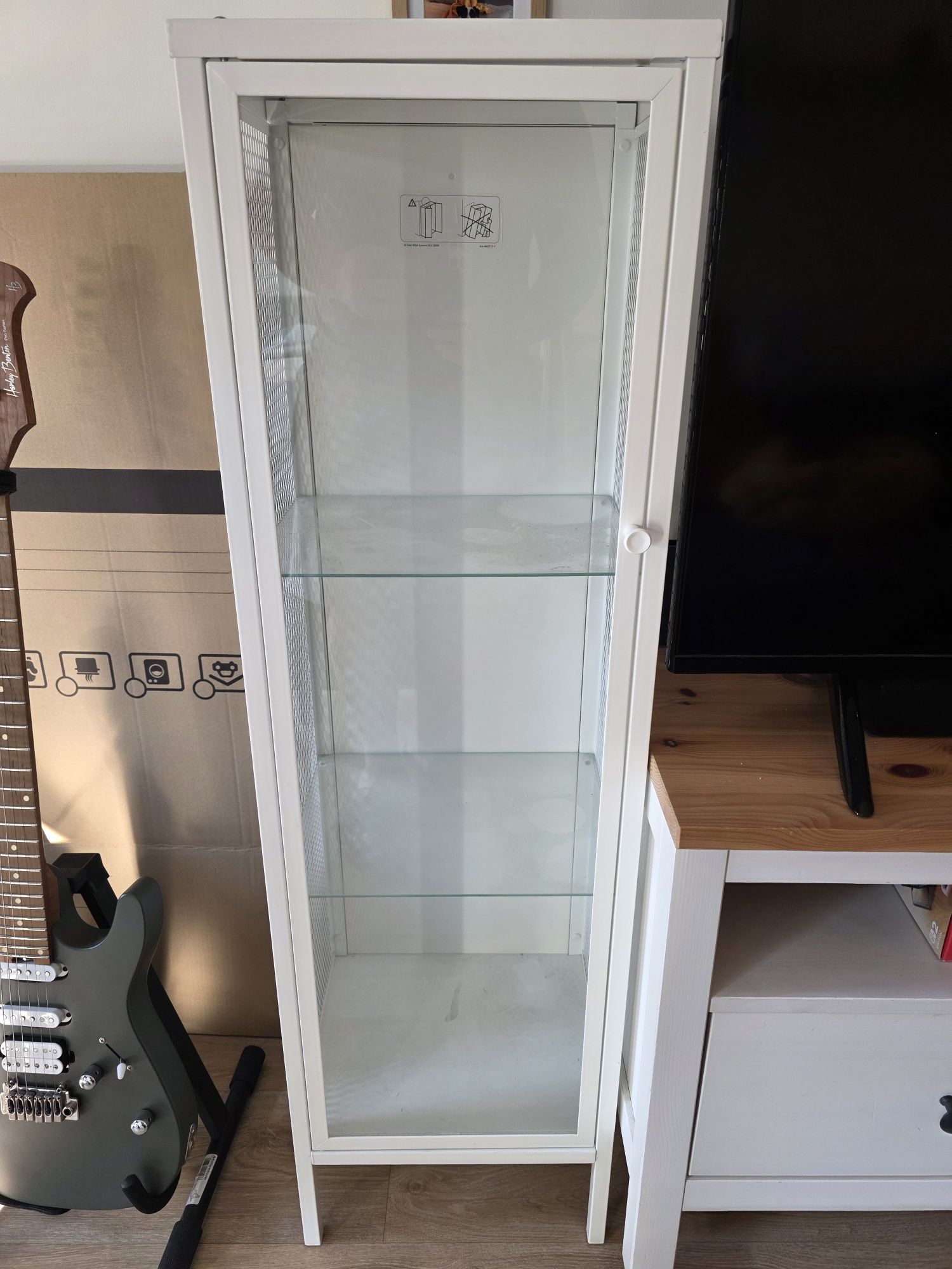 Vitrina com porta de vidro IKEA