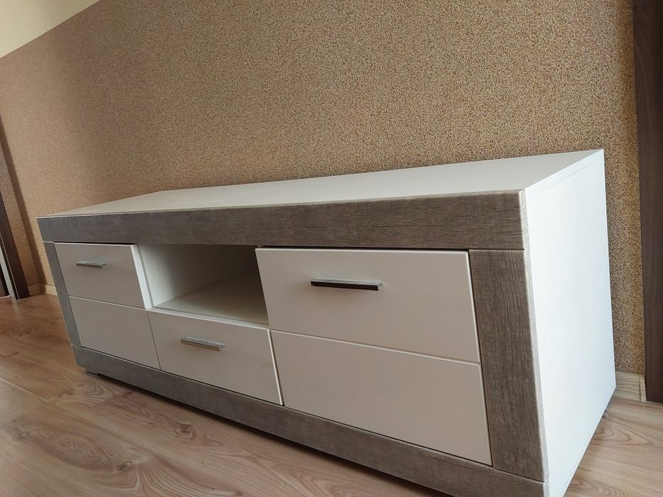 Białą szafka RTVKA