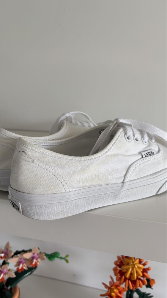 Białe buty vans