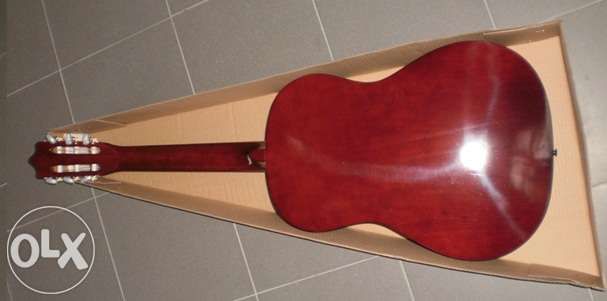 Guitarra clássica de madeira de cor castanha 3/4 ou 4/4