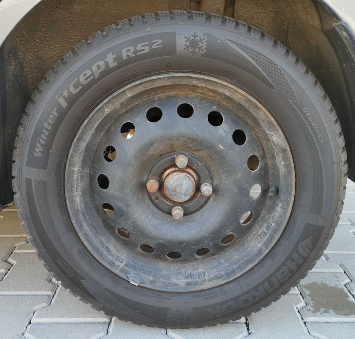 15 cali 4 x 100 oryginalne stalówki z oponami zimowymi 185 / 65 R15