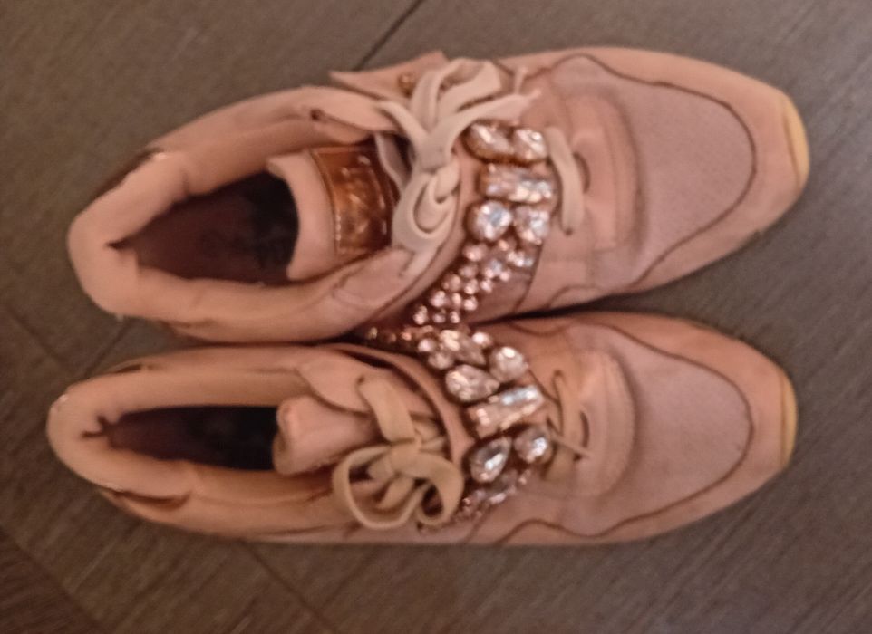 Vendo sapatilhas como novas.37.38.