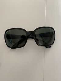 Óculos de sol de cor preta