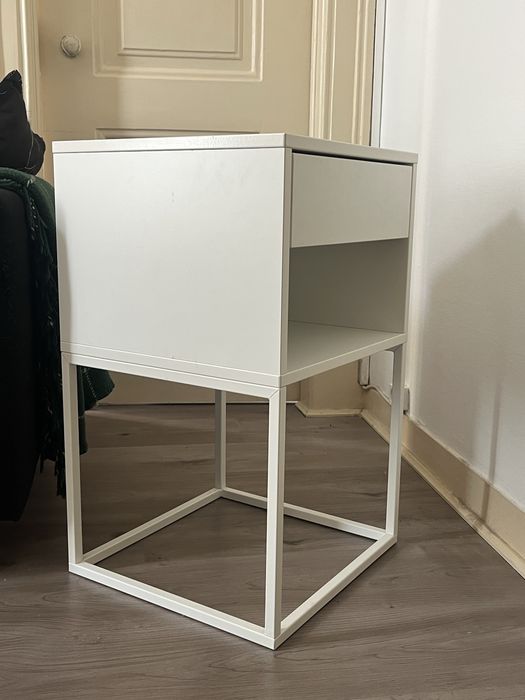 pequena mesa de cabeceira com base em metal - vintage