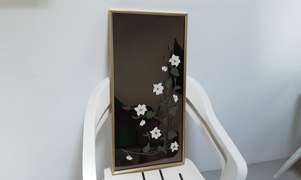 Espelho com moldura dourada