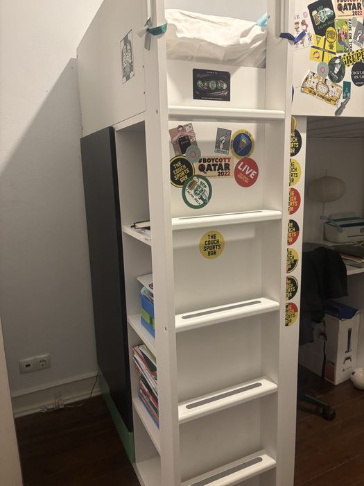 Cama Smastad (ikea) com secretaria com gavetas e armario