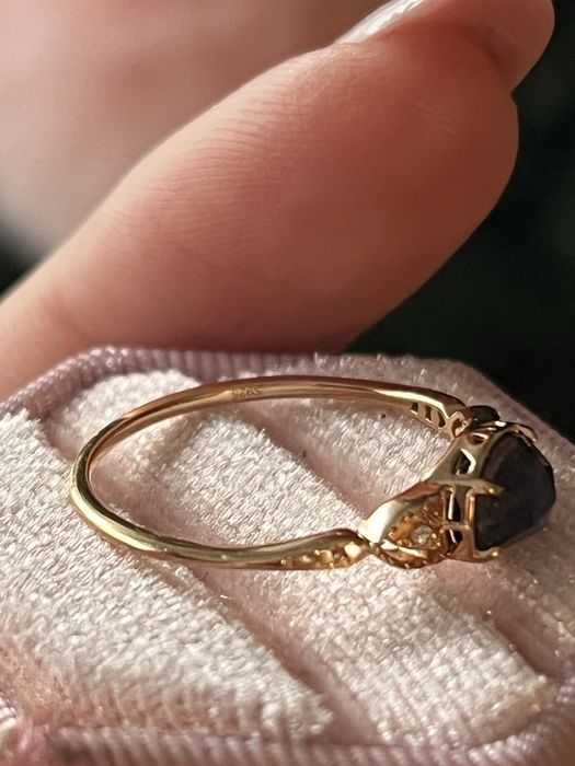 Pozłacany pierścionek ze srebra 925 z granatowym kamieniem labradoryt