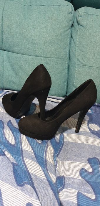 Sapato preto com salto da Jeisy Ross Collection