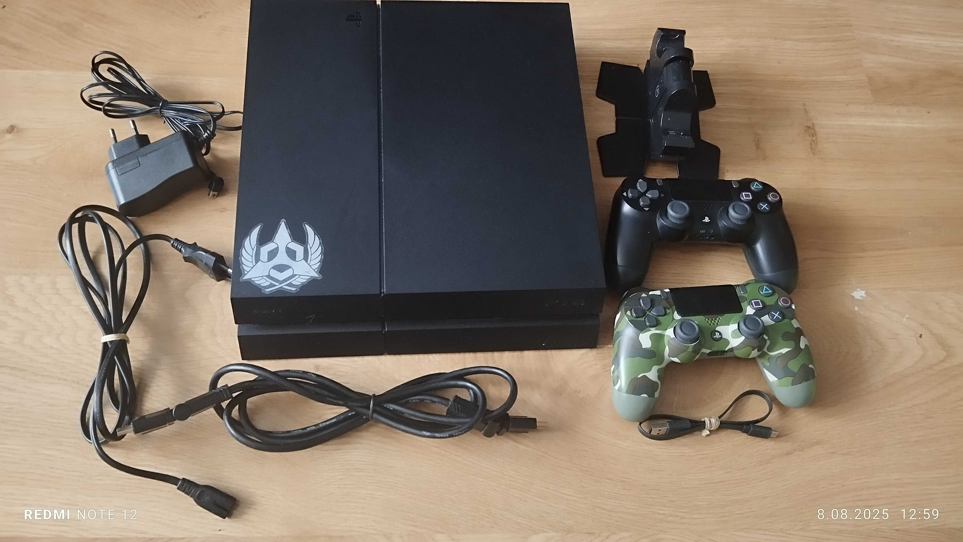 PS4 1TB plus dwa pady 800 mA i stacja ładująca do padów