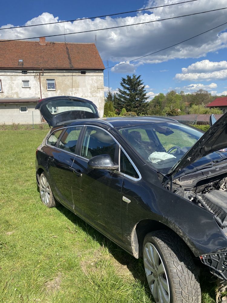 Opel Astra Sports Tourer 2012r. 1.7 cdti 110 km,157 tyś km uszkodzony