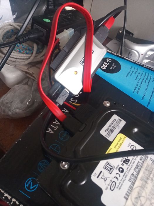 Жорсткий диск 80 gb. Має два потужних магніти.