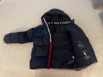 Blusão de penas da TOMMY HILFIGER. Em bom estado. Tamanho 128.