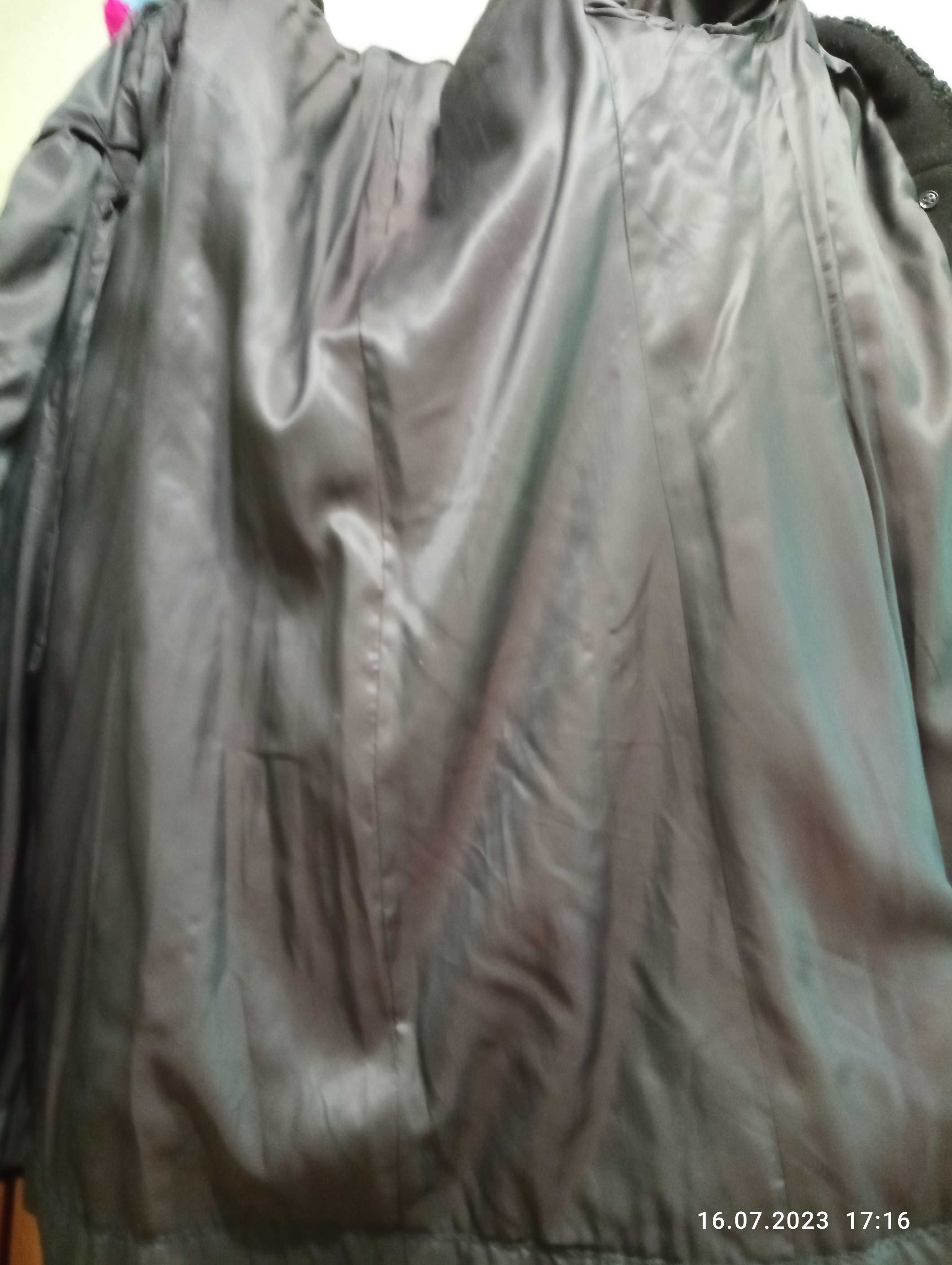 Женское шерстяное пальто с каракулевым воротником