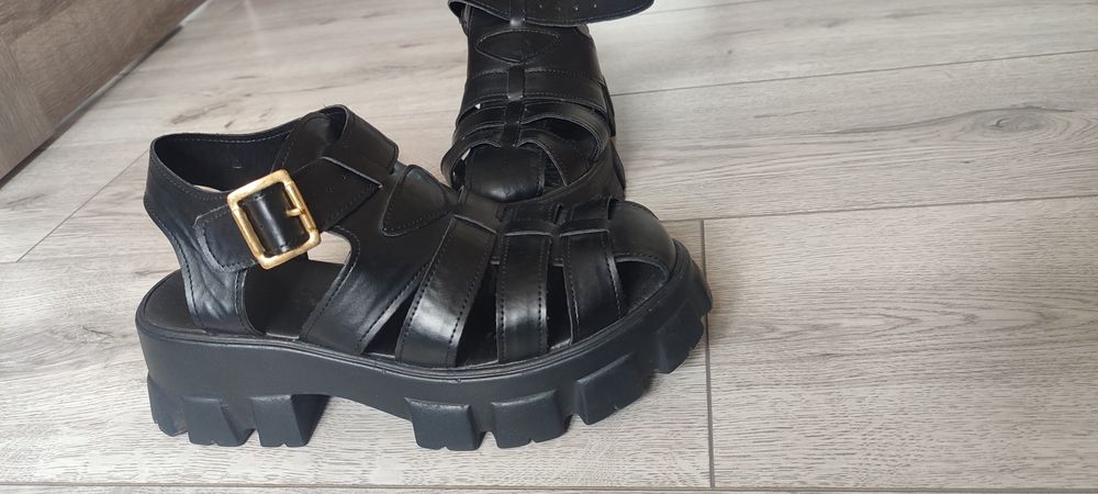 Сандалі. Сандалі на тракторній підошві