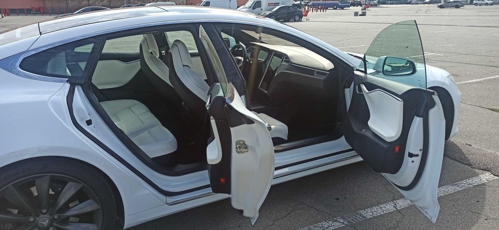 Продам хороший , надійний автомобіль Tesla Model S