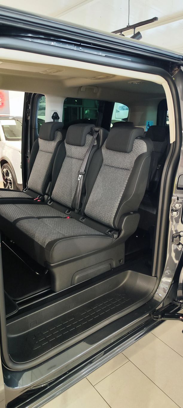 Peugeot Traveller Business long diesel automat 8 miejsc.
