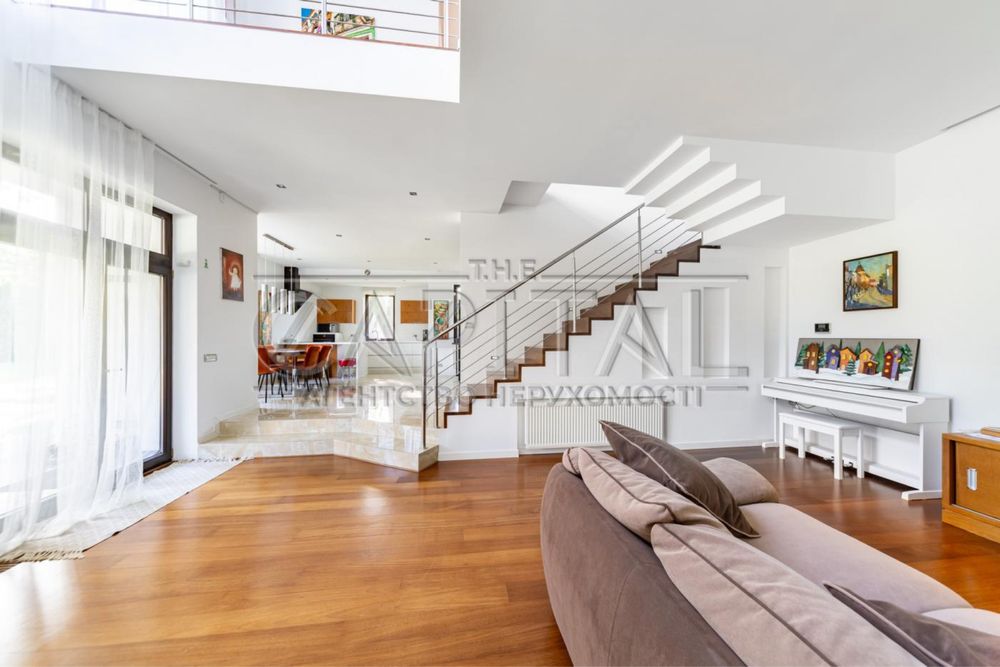 Київ, Святошинський район, вул. Патріарха Володимира Романюка 300м2