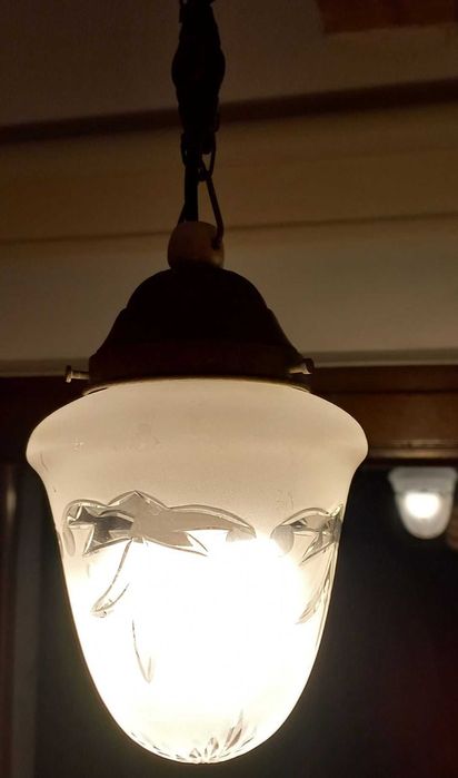 Przedwojenna lampa wisząca w stylu secesyjnym.