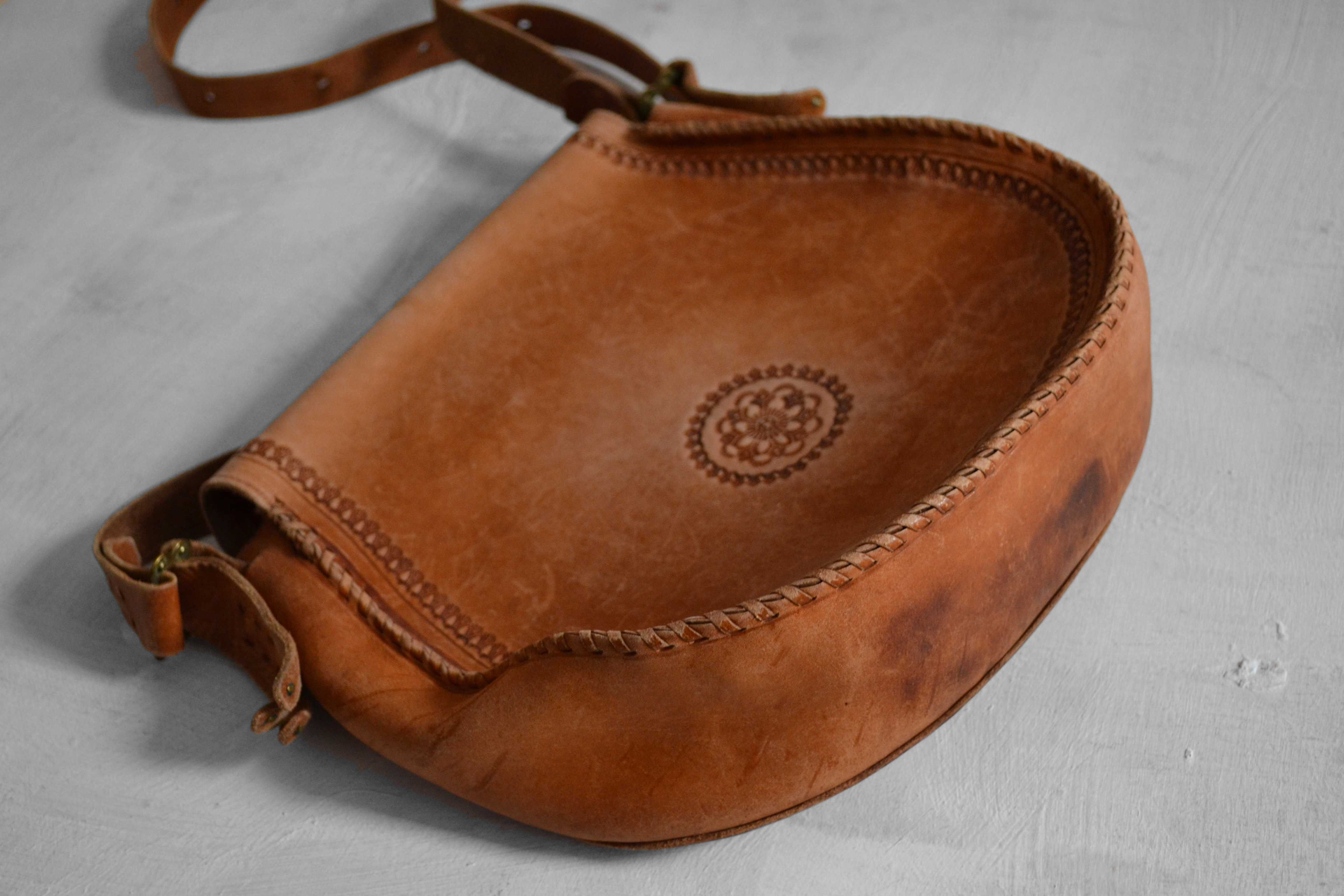 camelowa skórzana torebka na pasku boho vintage hippie
