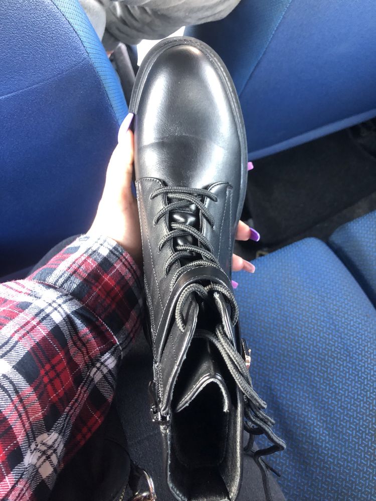 Bota preta nunca usada C&M Paris