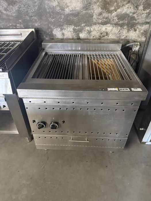 Grelhador a Gaz e carvão com ceramicas muito muito novo