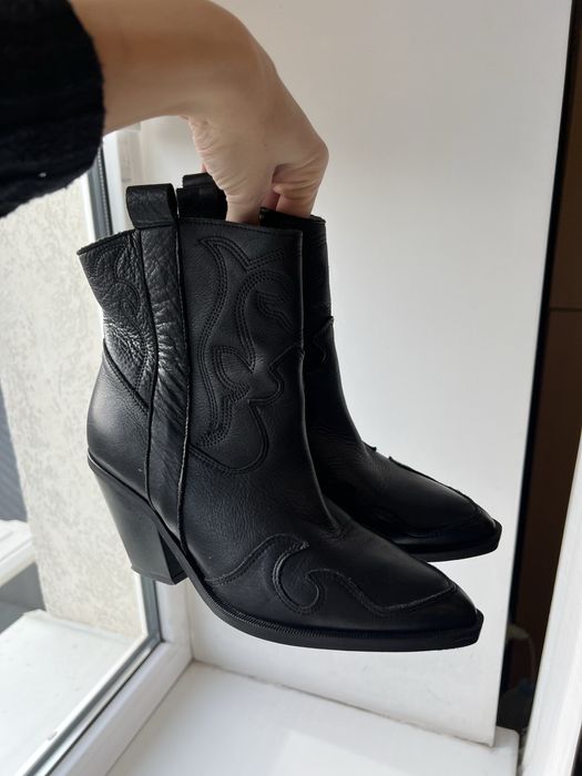 Стильні шкіряні козаки