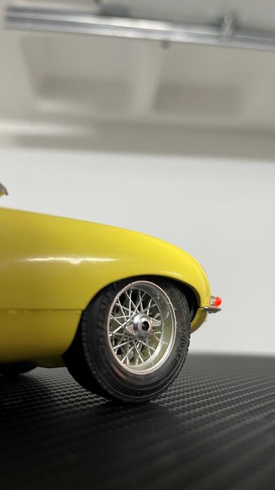 Burago Jaguar E Cabriolet 1/18