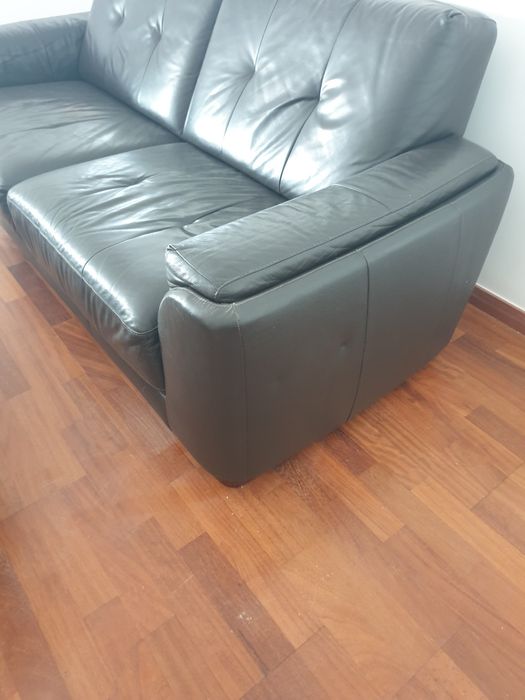 Conjunto de dois Sofás em pele escura