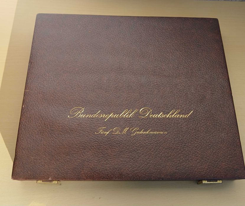 Caixa para 30 Moedas em Madeira - 5DM BRD Alemanha