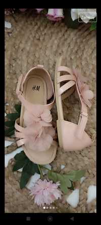 Piękne sandały dla księżniczki zrobione z kwiatami