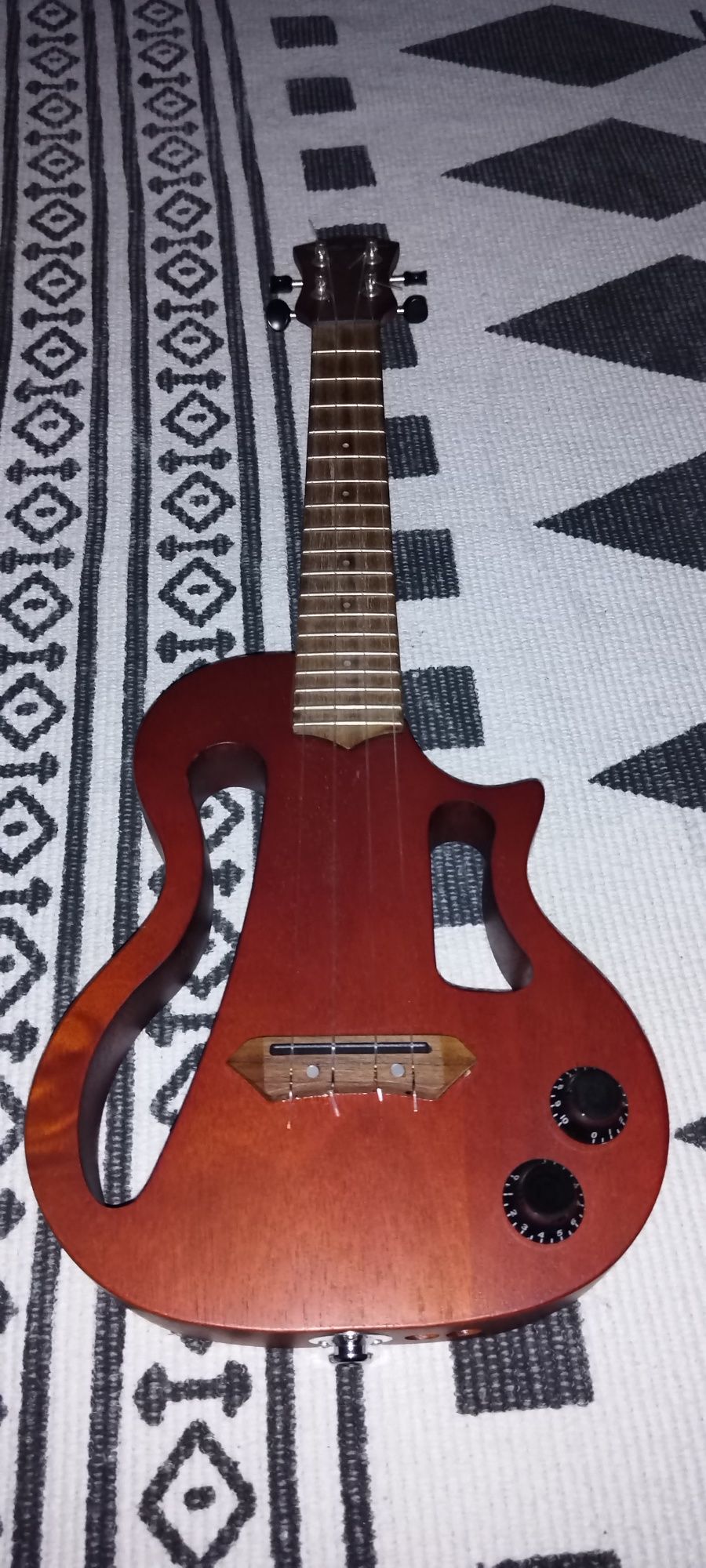 Ukulele eletrico harley benton