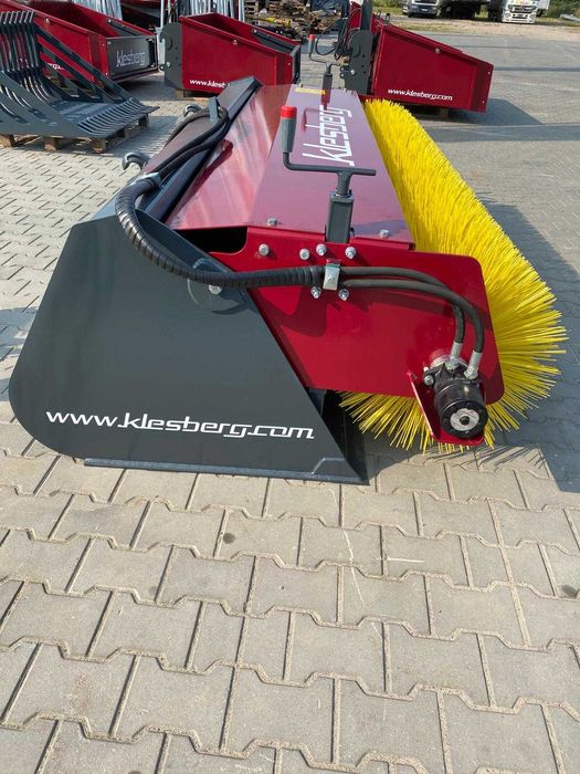 Łyżka zamiatająca ze szczotką