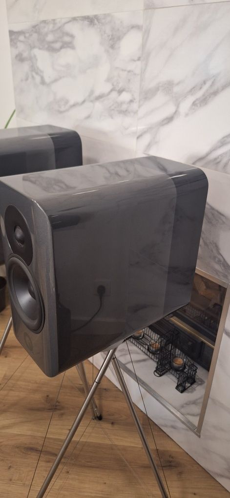 Colunas Q acoustics concept 300 com suportes dedicados