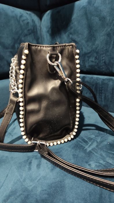 Torebka logowana guess czarna damska pikowana