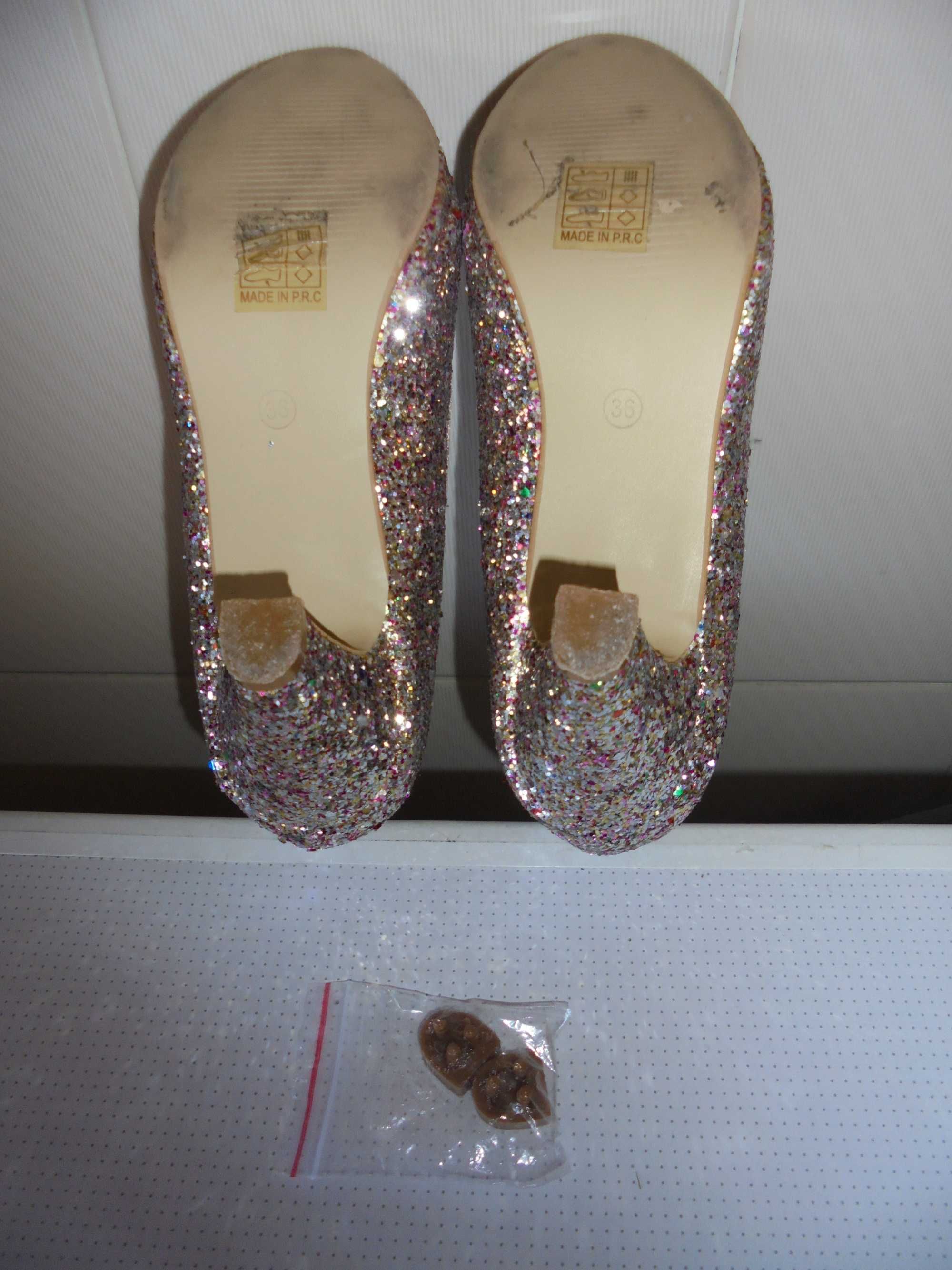 sapatos de senhora muito brilhante