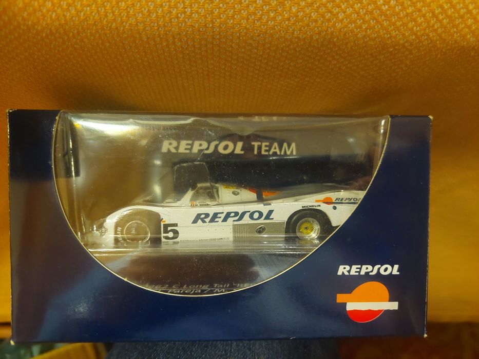 2 carros repsol antigos nas caixas