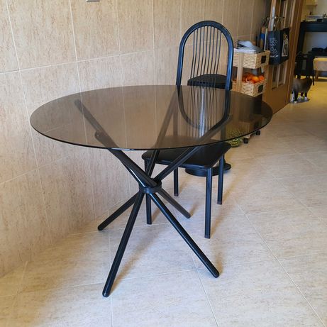 Mesa de cozinha redonda com cadeira