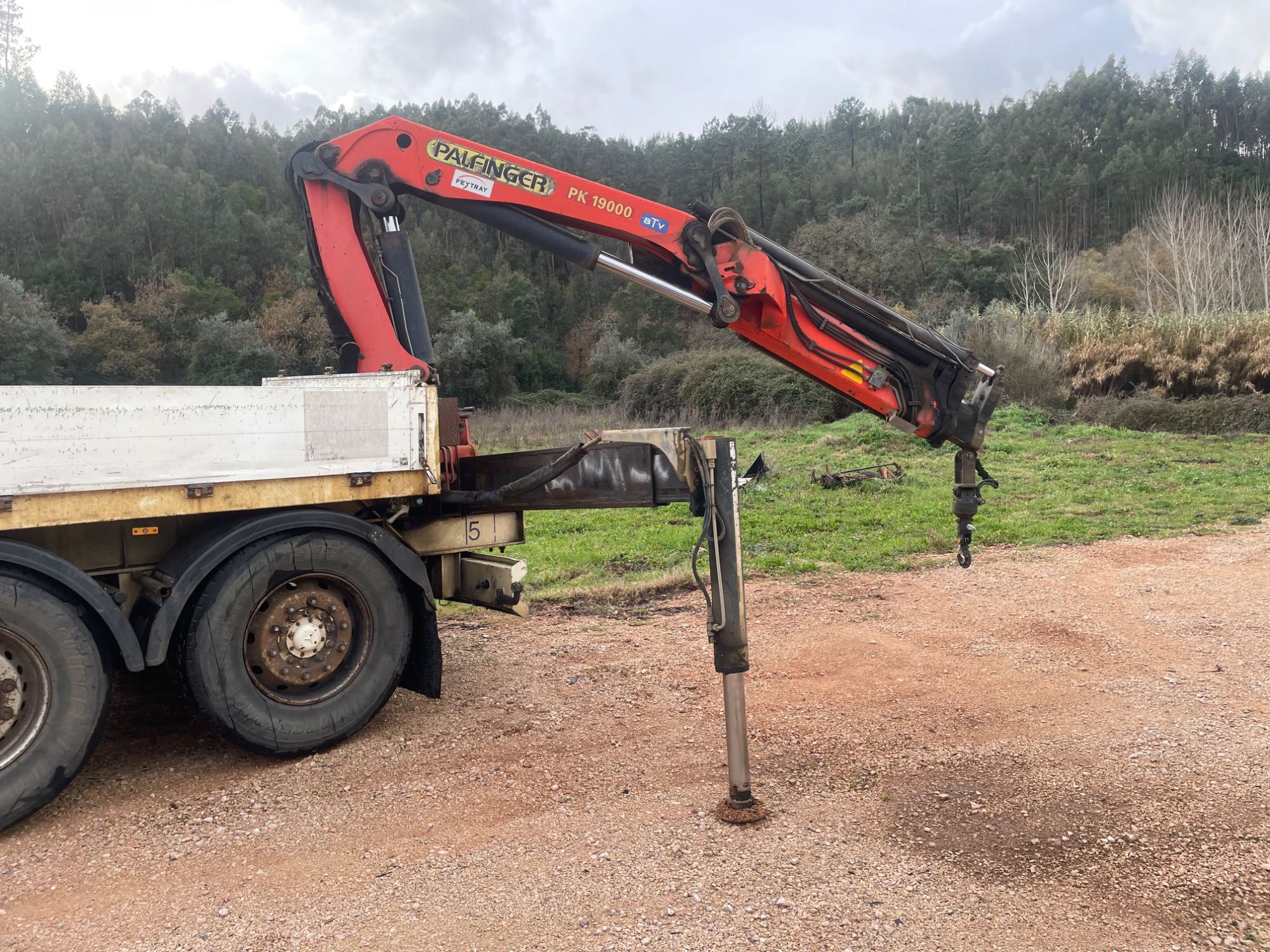 Grua Palfinger PK 19000 com rádio comando