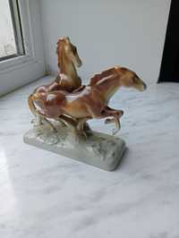 Продам фарфоровую статуэтку Лошади