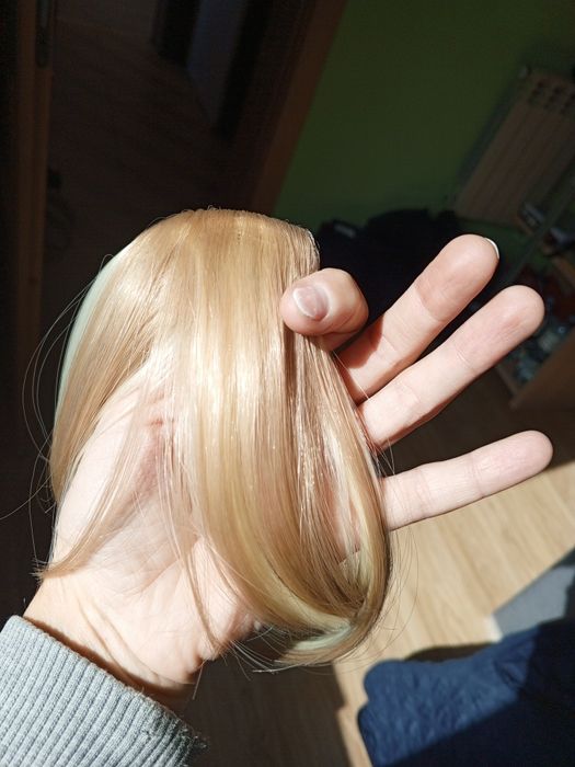 Grzywka blond z domieszką ciemniejszych włosów