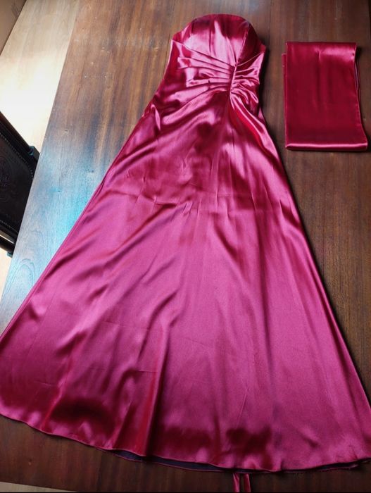 Vestido comprido vermelho com écharpe