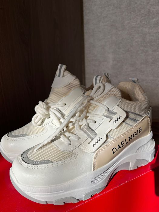 Продам нові жіночі кросівки